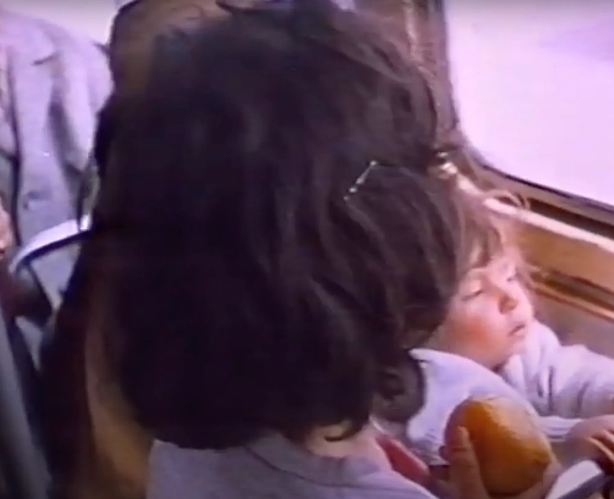 4:00 "آرزو The Wish": Woman in چادر chadar carrying babies