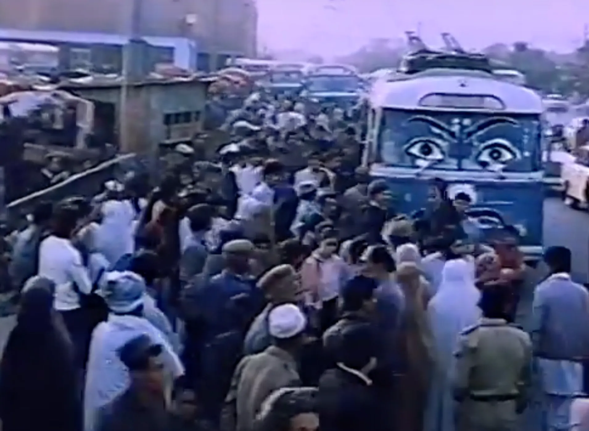 4:40 "آرزو The Wish": Crowds waiting for the bus
